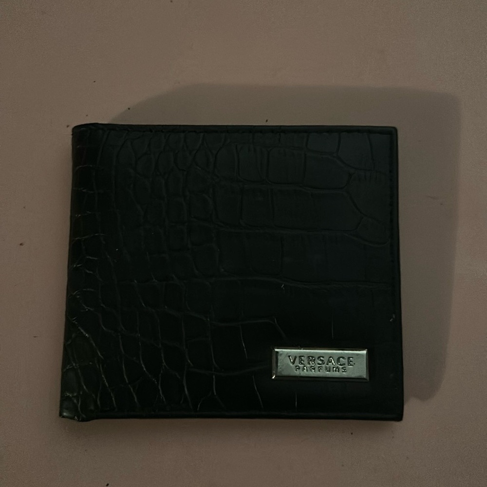 Versace wallet some peeling inside nothing on outside